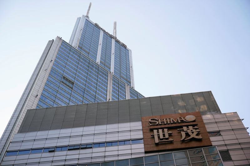 © Reuters. FILE PHOTO: The logo of property developer Shimao Group is seen on the facade of Shimao International Plaza in Shanghai, China January 13, 2022. REUTERS/Aly Song/File Photo