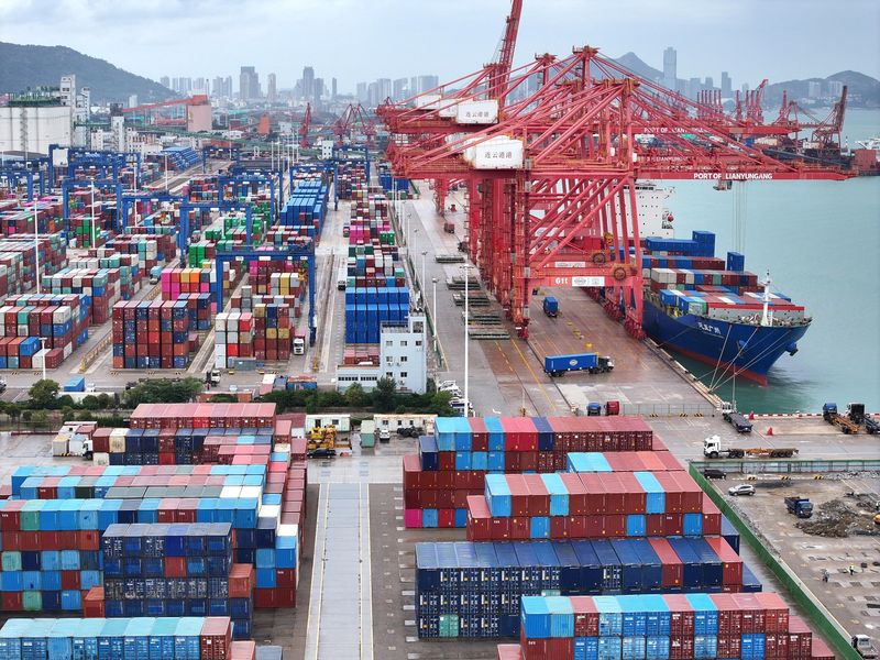 © Reuters. A drone view shows a cargo ship and shipping containers at the port of Lianyungang in Jiangsu province, China October 17, 2024. China Daily via REUTERS/File Photo