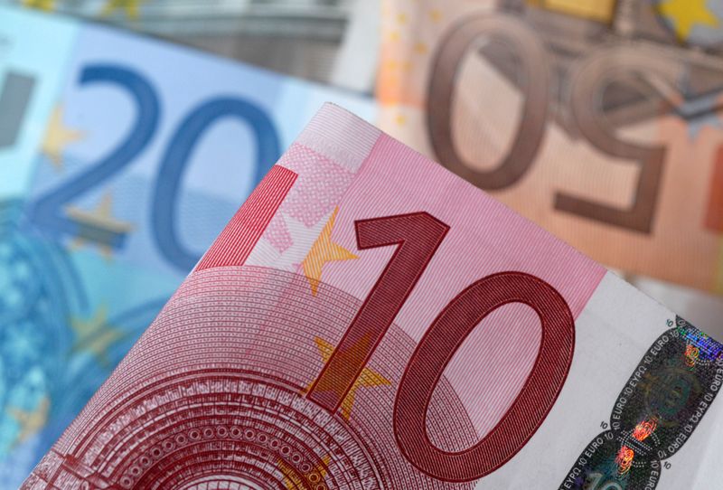 © Reuters. FILE PHOTO: A picture illustration of Euro banknotes, April 25, 2014. REUTERS/Dado Ruvic/File Photo