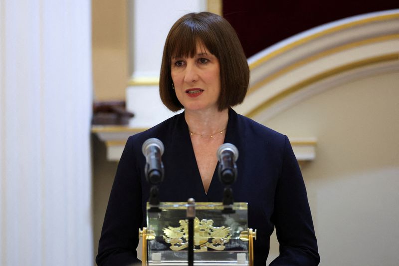 © Reuters. FILE PHOTO: British Chancellor of the Exchequer Rachel Reeves delivers a speech at the annual Mansion House dinner in London, Britain November 14, 2024. REUTERS/Isabel Infantes/Pool/File Photo