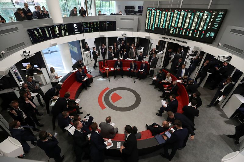 © Reuters. FILE PHOTO: Traders work on the floor of the London Metal Exchange, in London, Britain September 27, 2018. REUTERS/Simon Dawson/File Photo