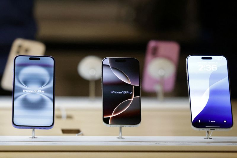 © Reuters. FILE PHOTO: A view of Apple iPhones displayed at an Apple Store at Grand Central Terminal in New York City, New York, U.S., October 16, 2024. REUTERS/Kent J. Edwards/File photo