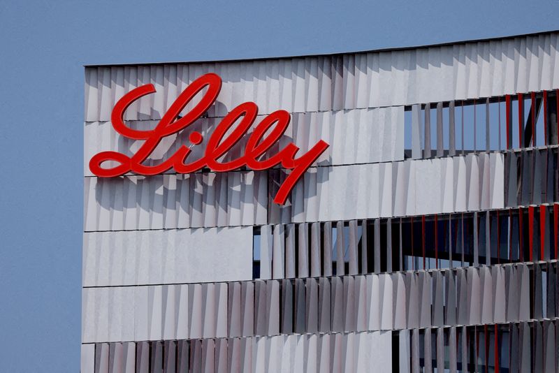 © Reuters. FILE PHOTO: The Eli Lilly logo is shown on one of the company's offices in San Diego, California, U.S., September 17, 2020. REUTERS/Mike Blake/File Photo