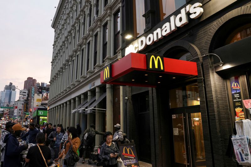 © Reuters. FILE PHOTO: An exterior view of McDonald's in SoHo in New York City, U.S., October 4, 2024. REUTERS/Kent J. Edwards/File Photo