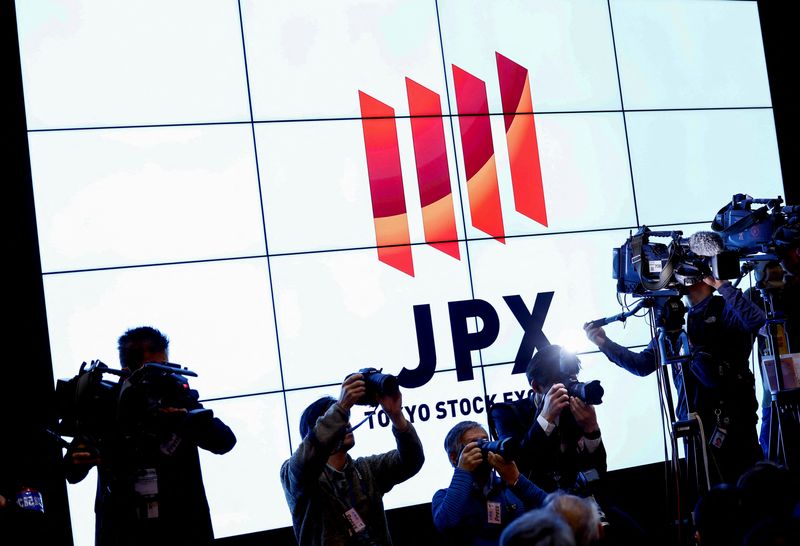 © Reuters. FILE PHOTO: Media members are seen during the New Year ceremony marking the opening of trading in 2025 at the Tokyo Stock Exchange (TSE) in Tokyo,  Japan January 6, 2025.  REUTERS/Issei Kato/File photo