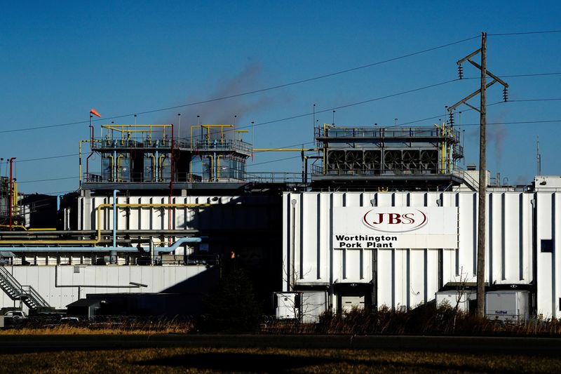 © Reuters. FILE PHOTO: A general view of the JBS USA Worthington pork plant, as the coronavirus disease (COVID-19) outbreak continues in Worthington, Minnesota, U.S., October 28, 2020. REUTERS/Bing Guan/File Photo