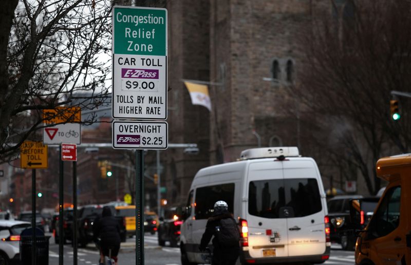 © Reuters. FILE PHOTO: Vehicles pass a sign on 9th Avenue announcing New York City's congestion pricing program in effect charging drivers for entering the central business district in Manhattan below 60th street in New York City, U.S., January 6, 2025. REUTERS/Mike Segar/File Photo