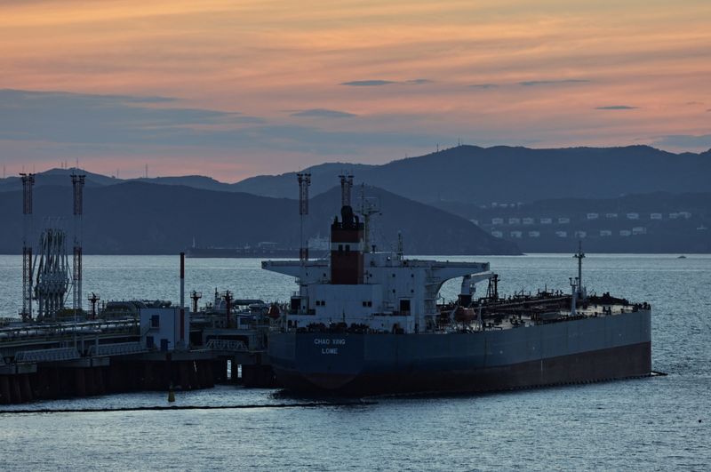 © Reuters. A view shows Chao Xing tanker at the crude oil terminal Kozmino on the shore of Nakhodka Bay near the port city of Nakhodka, Russia August 12, 2022. REUTERS/Tatiana Meel/File Photo