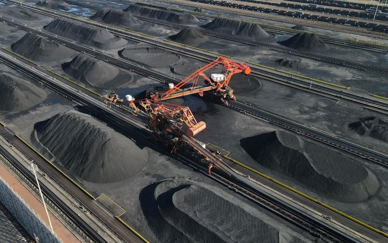 © Reuters. FILE PHOTO: An aerial view of the machinery at the coal terminal of Huanghua port, in Hebei province, China February 1, 2023. China Daily via REUTERS/File Photo