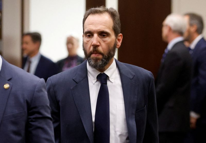 © Reuters. FILE PHOTO: Special Counsel Jack Smith arrives to make a statement to reporters about the 37 federal charges returned by a grand jury in an indictment of former U.S. President Donald Trump on charges of unauthorized retention of classified documents and conspiracy to obstruct justice at Smith' offices in Washington, U.S. June 9, 2023.  REUTERS/Jonathan Ernst/File Photo