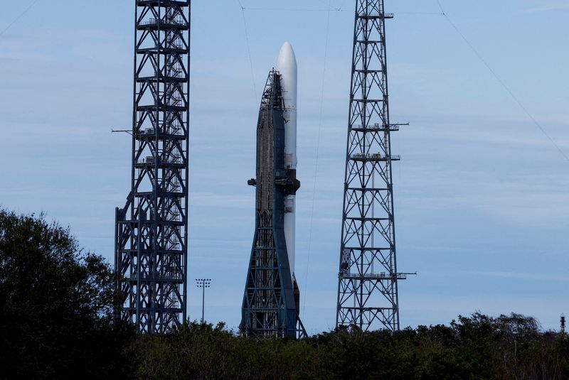 © Reuters. FILE PHOTO: A Blue Origin New Glenn rocket stands ready for its inaugural launch at the Cape Canaveral Space Force Station in Cape Canaveral, Florida, U.S., January 11, 2025. REUTERS/Joe Skipper/File Photo