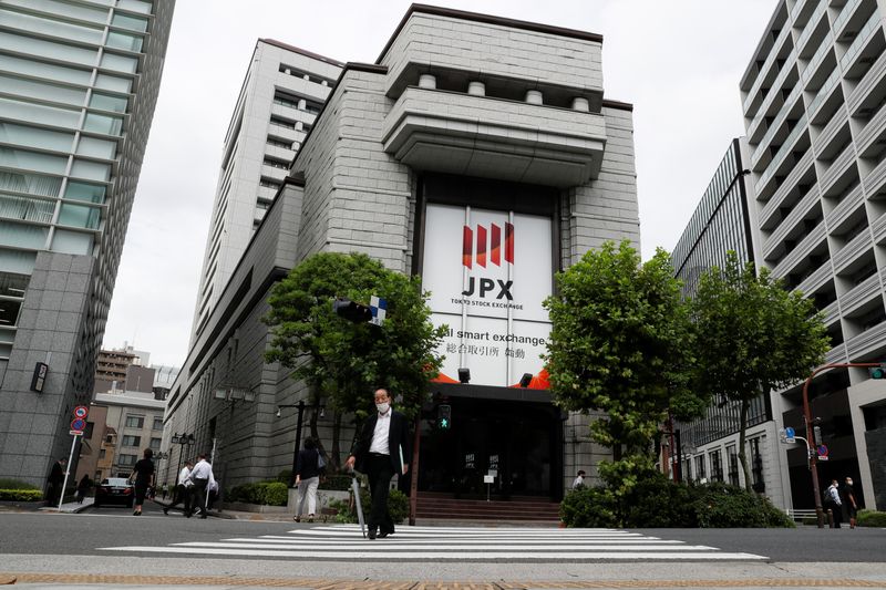 © Reuters. FILE PHOTO: The Tokyo Stock Exchange (TSE) building is seen after the TSE temporarily suspended all trading due to system problems in Tokyo, Japan October 1, 2020. REUTERS/Issei Kato/File Photo