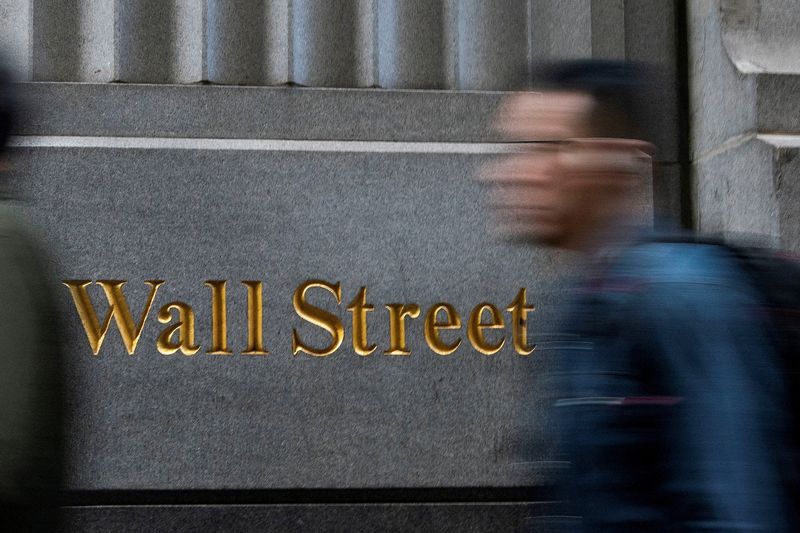 © Reuters. FILE PHOTO: People walk around the New York Stock Exchange in New York, U.S., December 29, 2023. REUTERS/Eduardo Munoz/File Photo