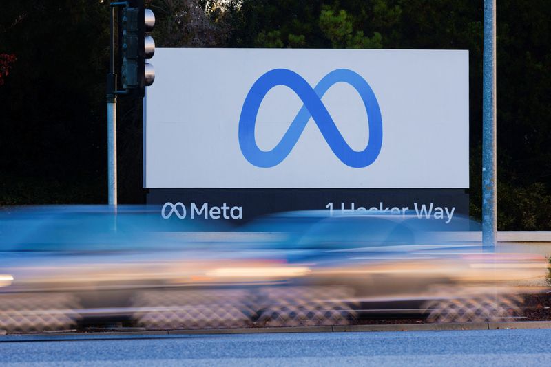 © Reuters. FILE PHOTO: Morning commute traffic streams past the Meta sign outside the headquarters of Facebook parent company Meta Platforms Inc in Mountain View, California, U.S. November 9, 2022.  REUTERS/Peter DaSilva/File photo