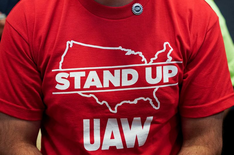 © Reuters. FILE PHOTO: A man wearing a UAW T-shirt attends a watch party as the result of a vote comes in favour of the hourly factory workers at Volkswagen's assembly plant to join the United Auto Workers (UAW) union, in Chattanooga, Tennessee, U.S., April 19, 2024.  REUTERS/Seth Herald/File Photo