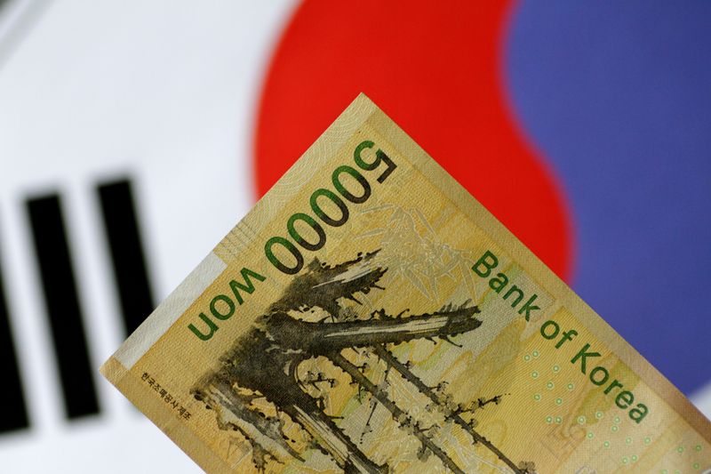 © Reuters. FILE PHOTO: A South Korea won note is seen in this illustration photo May 31, 2017.     REUTERS/Thomas White/Illustration/File Photo