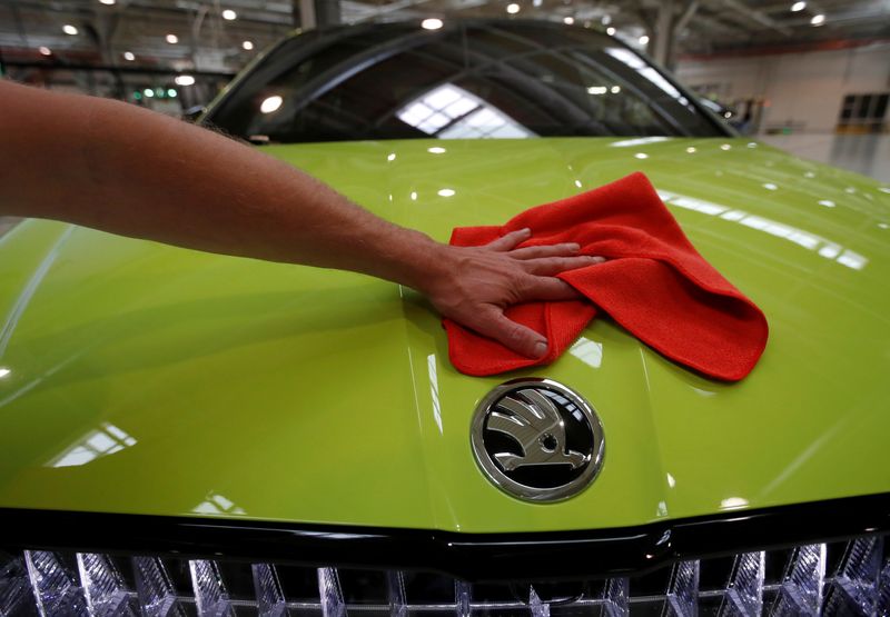 © Reuters. FILE PHOTO: An employee wipes the bonnet of Skoda Enyaq as Skoda Auto carmaker launches production of MEB battery systems in Mlada Boleslav, Czech Republic, May 17, 2022.  REUTERS/David W Cerny/File Photo