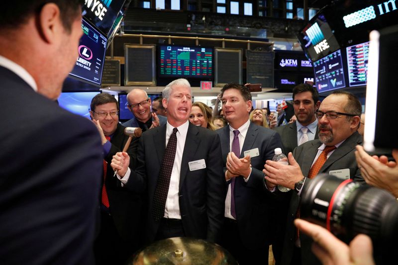 © Reuters. FILE PHOTO: Liberty Oilfield Services Inc. CEO Chris Wright rings a ceremonial bell to celebrate the company's IPO on the floor of the New York Stock Exchange shortly after the opening bell in New York, U.S., January 12, 2018.  REUTERS/Lucas Jackson/File Photo