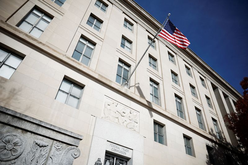 © Reuters. FILE PHOTO: A U.S. flag flutters at the Federal Trade Commission (FTC) headquarters in Washington, D.C., U.S., November 24, 2024. REUTERS/Benoit Tessier/File Photo