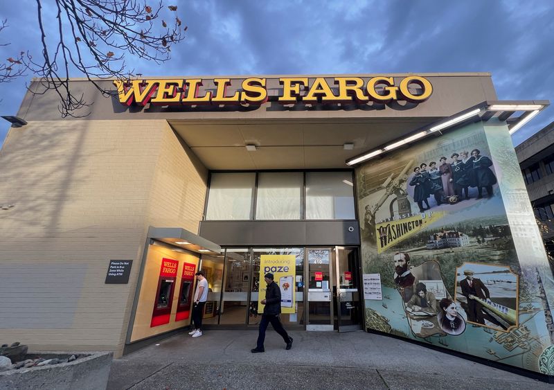 © Reuters. FILE PHOTO: A man walks from a branch of Wells Fargo bank in the University District of Seattle, Washington, U.S. December 6, 2024. REUTERS/Chris Helgren/File Photo