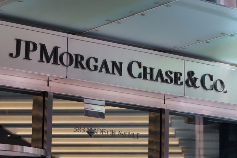 © Reuters. FILE PHOTO: Signage is seen at the JPMorgan Chase & Co. New York Head Quarters in Manhattan, New York City, U.S., June 30, 2022. REUTERS/Andrew Kelly/File Photo