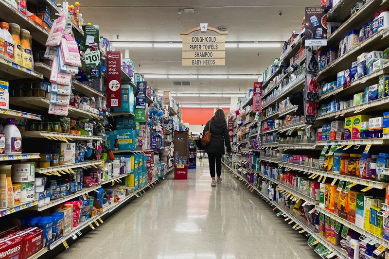 © Reuters. FILE PHOTO: A shopper walks down an aisle in a supermarket, in Seattle, Washington, U.S. December 10, 2024.  REUTERS/David Ryder/file photo