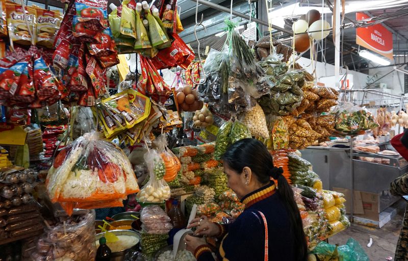 © Reuters. FILE PHOTO: A woman shops for groceries at a market in Lima, Peru July 17, 2018.  REUTERS/Mariana Bazo/File Photo