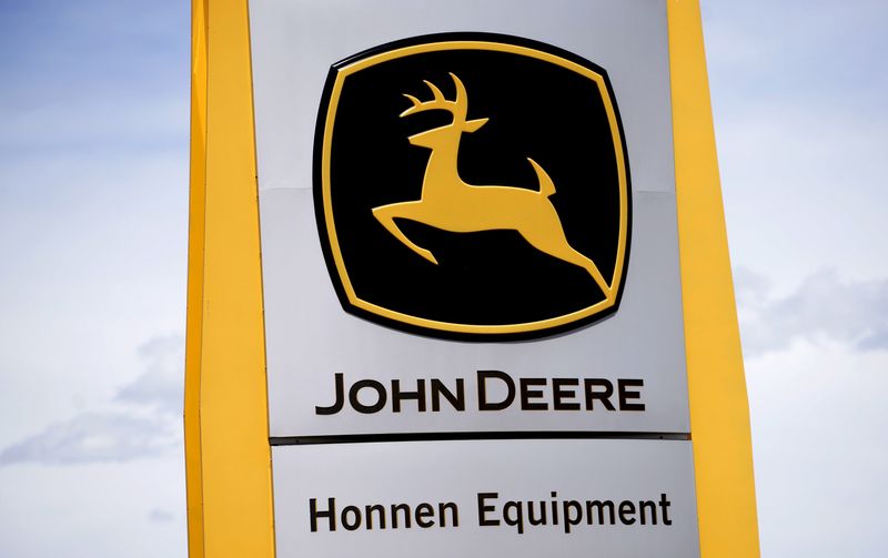 © Reuters. FILE PHOTO: The sign outside a John Deere dealer is seen in Denver May 14, 2015. A weak global agriculture sector weighed heavily on quarterly results posted by Deere & Co on May 22, 2015, but earnings still topped expectations, and the farm equipment maker raised its full-year profit forecast despite a worsening sales outlook. Photo taken May 14, 2015.  REUTERS/Rick Wilking/File Photo