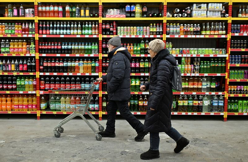 © Reuters. FILE PHOTO: Customers walk past shelves with beverages at a grocery store in the Siberian city of Omsk, Russia, December 13, 2024. REUTERS/Alexey Malgavko/File Photo