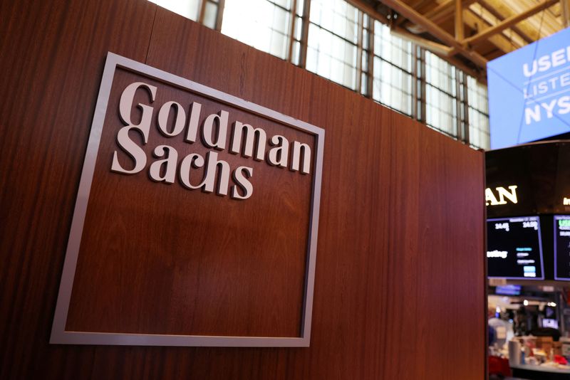 © Reuters. FILE PHOTO: The logo for Goldman Sachs is seen on the trading floor at the New York Stock Exchange (NYSE) in New York City, New York, U.S., November 17, 2021. REUTERS/Andrew Kelly/File Photo