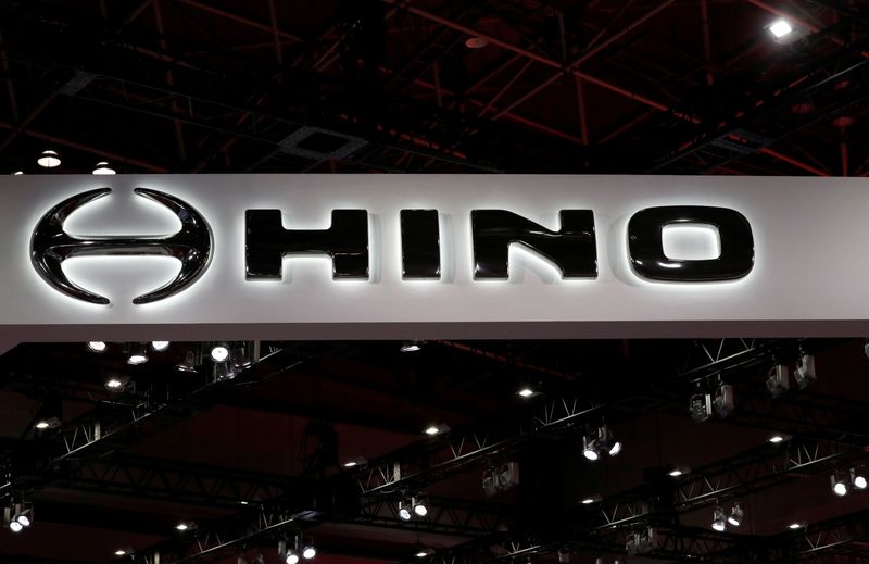 © Reuters. FILE PHOTO: Hino Motors' logo is pictured at the 45th Tokyo Motor Show in Tokyo, Japan October 27, 2017. REUTERS/Kim Kyung-Hoon/File Photo