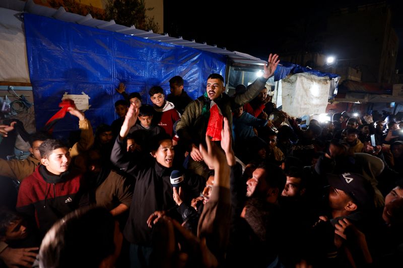 © Reuters. Palestinians react to news on a ceasefire deal with Israel, in Khan Younis in the southern Gaza Strip, January 15, 2025. REUTERS/Mohammed Salem