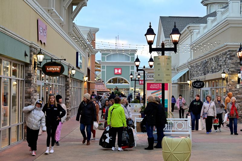 © Reuters. FILE PHOTO: Shoppers walk around a shopping area as Black Friday sales begin at The Outlet Shoppes of the Bluegrass in Simpsonville, Kentucky, U.S. November 26, 2021. REUTERS/Jon Cherry/File Photo