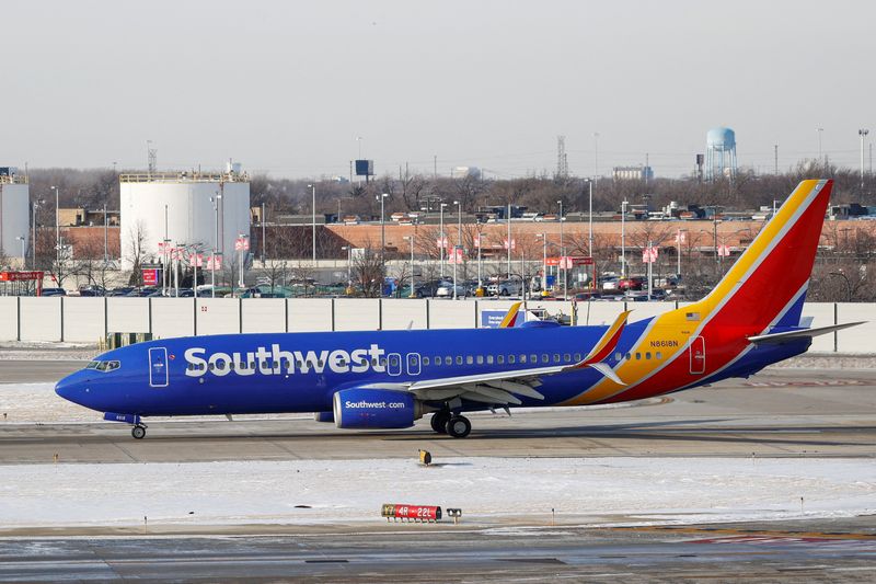 © Reuters. FILE PHOTO: A Southwest Airlines jetliner departs from Chicago Midway International Airport in Chicago, Illinois, U.S., December 27, 2022.  REUTERS/Kamil Krzaczynski/File Photo