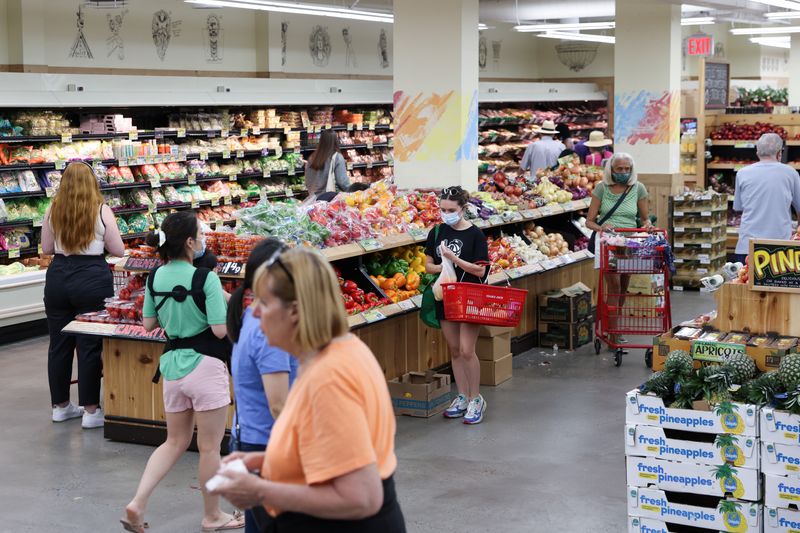 © Reuters. FILE PHOTO: People shop in a supermarket as inflation affected consumer prices in Manhattan, New York City, U.S., June 10, 2022. REUTERS/Andrew Kelly/File Photo