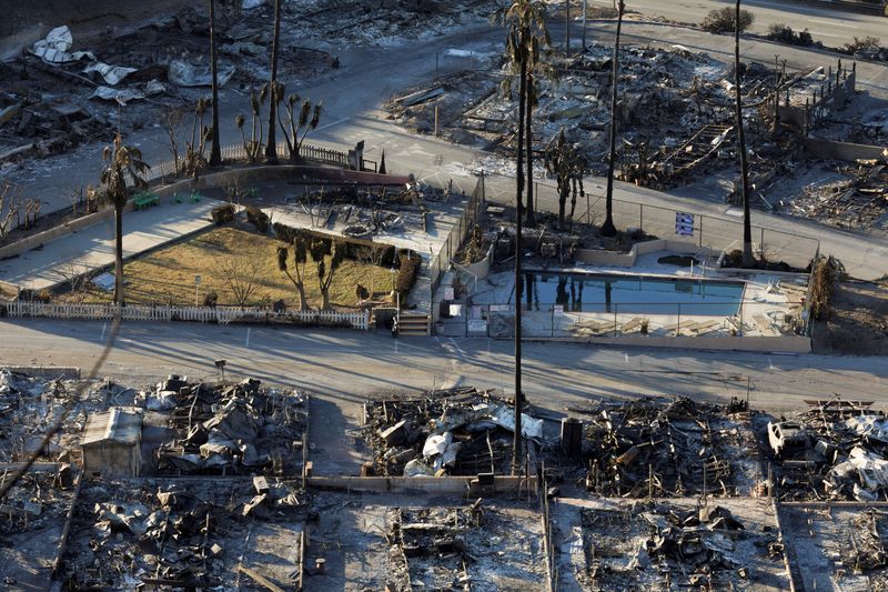 © Reuters. Charred remains of buildings and vehicles are pictured following the Palisades Fire in the Pacific Palisades neighborhood in Los Angeles, California, U.S.  January 15, 2025. REUTERS/Mike Blake