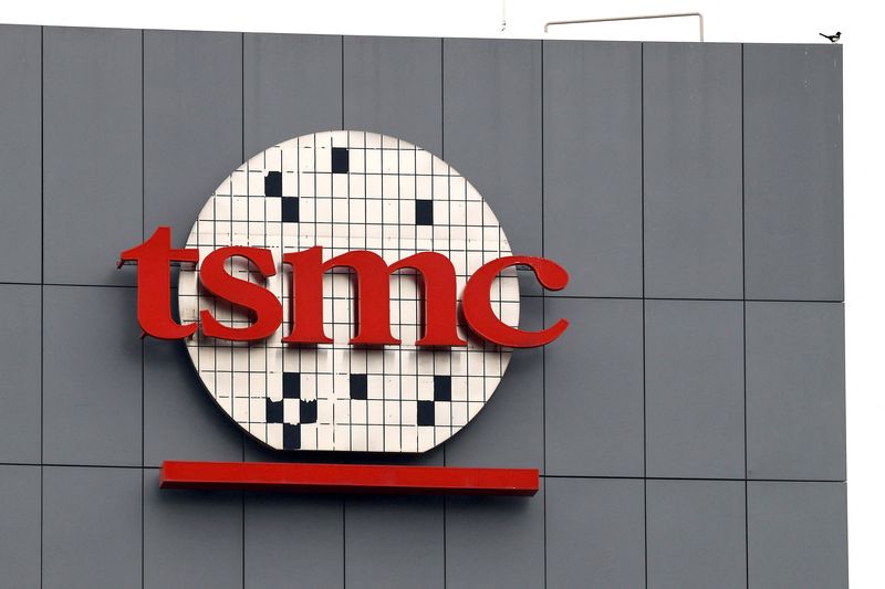 © Reuters. FILE PHOTO: A logo of Taiwanse chip giant TSMC can be seen in Tainan, Taiwan December 29, 2022.REUTERS/Ann Wang/File Photo