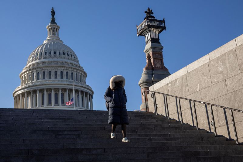 © Reuters. A woman walks down the stairs in front of the U.S. Capitol building, ahead of the presidential inauguration of U.S. President-elect Donald Trump, in Washington, U.S., January 15, 2025. REUTERS/Marko Djurica