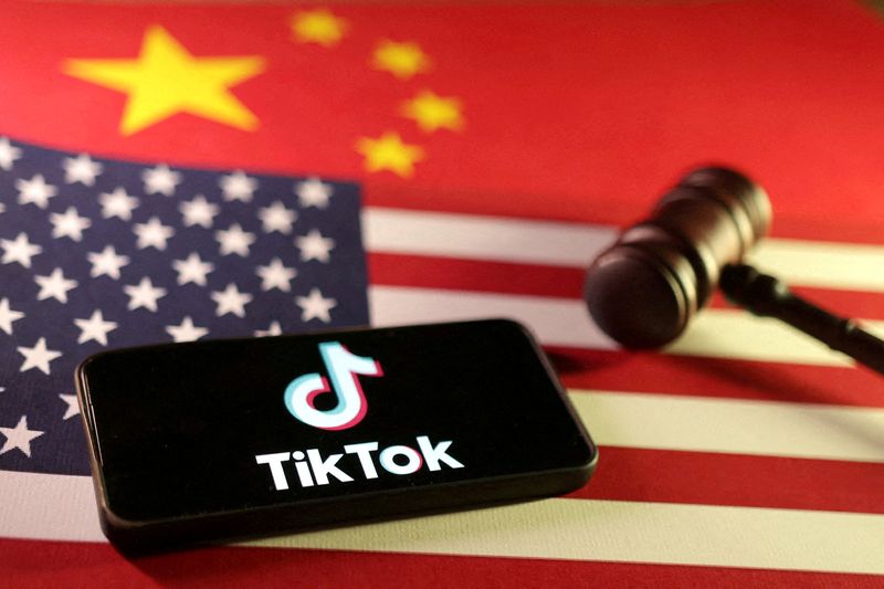 © Reuters. FILE PHOTO: U.S., Chinese flags, TikTok logo and gavel are seen in this illustration taken January 8, 2025. REUTERS/Dado Ruvic/Illustration/File Photo