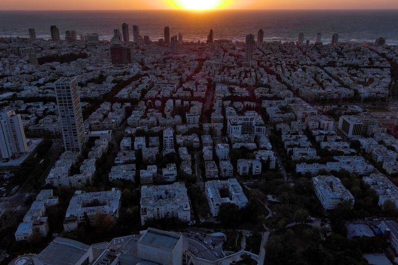 © Reuters. FILE PHOTO: An aerial view shows the skyline of Tel Aviv, Israel March 30, 2023. REUTERS/Ilan Rosenberg/File Photo