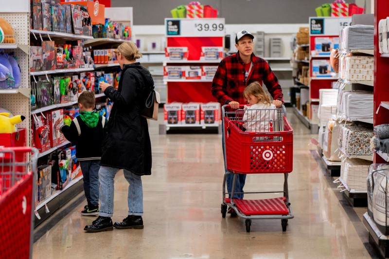 © Reuters. FILE PHOTO: Shoppers in a Target store in Chicago, Illinois, U.S. November 21, 2023. REUTERS/Vincent Alban/File Photo