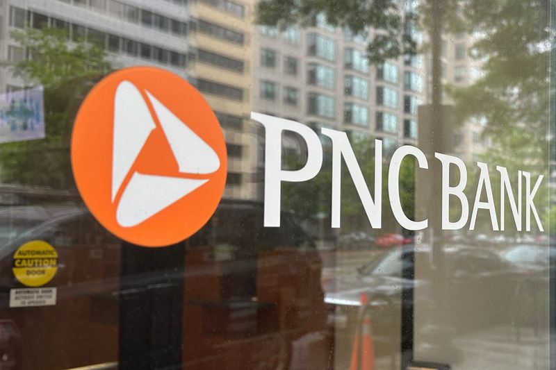 © Reuters. FILE PHOTO: The logo of PNC Bank, a subsidiary of PNC Financial Services Group, is seen on the window of a branch in Washington, U.S. April 30, 2023.  REUTERS/Ashraf Fahim/File Photo