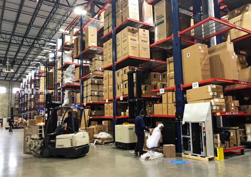 © Reuters. FILE PHOTO: Warehouse workers deal with inventory stacked up to the ceiling at an ABT Electronics Facility in Glenview, Illinois, U.S. December 4, 2018. Picture taken December 4, 2018. To match Insight USA-RETAILERS/TRADE REUTERS/Richa Naidu/File Photo