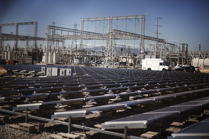 © Reuters. FILE PHOTO: Solar panels are seen next to a Southern California Edison electricity station in Carson, California March 4, 2015. REUTERS/Lucy Nicholson/File Photo