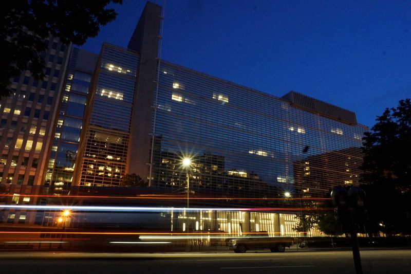 © Reuters. FILE PHOTO: Vehicles pass in front of the World Bank building in Washington, D.C. on May 20, 2022. REUTERS/Raphael Satter/File Photo