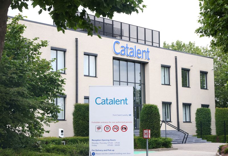 © Reuters. FILE PHOTO: A general view of the drug product manufacturing laboratory in biologics and sterile injectables, Catalent, in Brussels, Belgium June 27, 2023. REUTERS/Yves Herman/File Photo