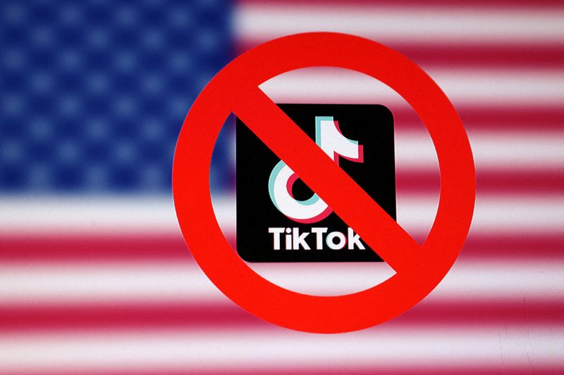 © Reuters. The U.S. flag, the TikTok app logo and a forbidden sign are seen in this illustration taken January 16, 2025. REUTERS/Dado Ruvic/Illustration