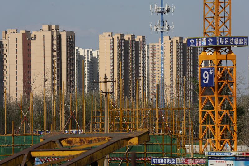 © Reuters. Residential buildings  are pictured near a construction site in Beijing, China April 14, 2022. Picture taken April 14, 2022. REUTERS/Tingshu Wang/File Photo