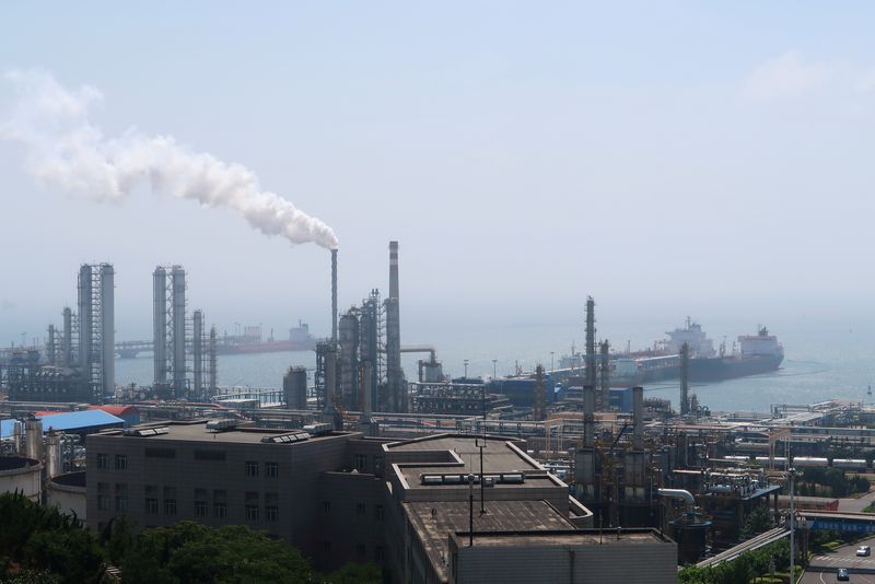 © Reuters. FILE PHOTO: China National Petroleum Corporation (CNPC)'s Dalian Petrochemical Corp refinery is seen near the downtown of Dalian in Liaoning province, China July 17, 2018.  REUTERS/Chen Aizhu/File Photo