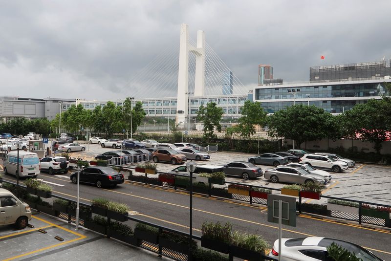 © Reuters. FILE PHOTO: Cars park beside Futian Checkpoint, one of the border crossings to Hong Kong, in Shenzhen, Guangdong province, China July 5, 2022. REUTERS/David Kirton/File Photo